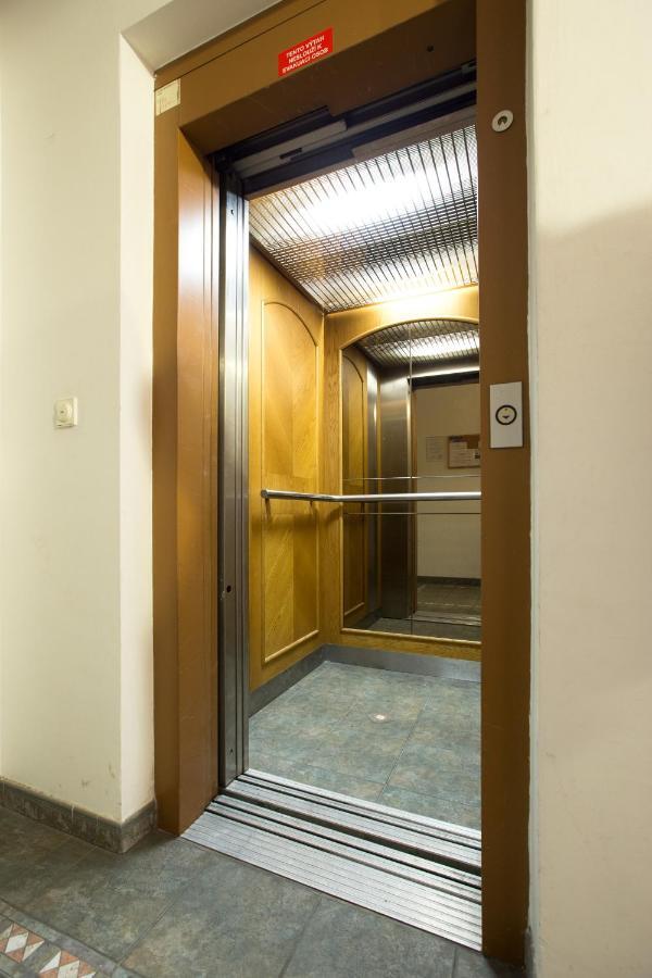 Elegant Apartment With Free Garage In The Center Of Praha Bagian luar foto